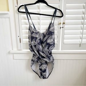 Dreamsuit Gray & White Tropical Leaf Print One-Piece Swimsuit Size 14